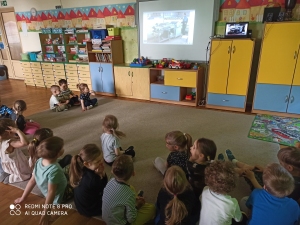 Dzieci oglądają film edukacyjny - jak powstaje książka.