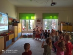 Dzieci śpiewają kolędę.