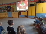 Dzieci oglądają prezentację na temat świąt.
