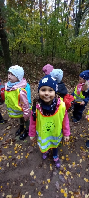 Dzieci spacerują po 
lesie