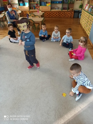 Dzieci bawią się w zabawę ruchową "Jeżyk" na melodię "Mam chusteczkę haftowaną".