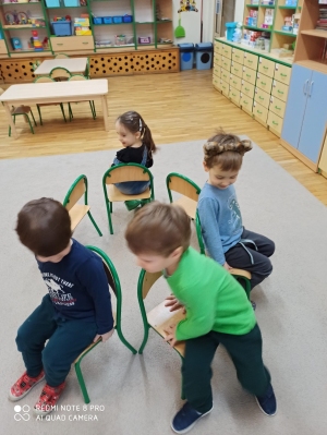 Zabawa - dzieci bawią się w krzesełka ucząc się ekologicznego wierszyka.