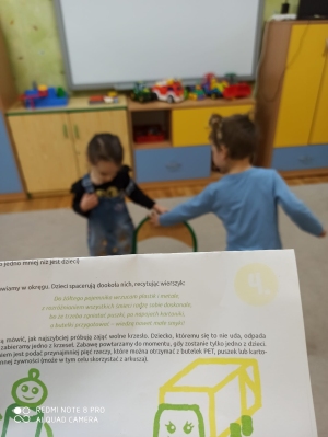 Zabawa - dzieci bawią się w krzesełka ucząc się ekologicznego wierszyka.