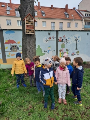 Dzieci oglądają domek dla pszczół.