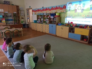 Dzieci oglądają prezentację o pomocy dla naszej planety.